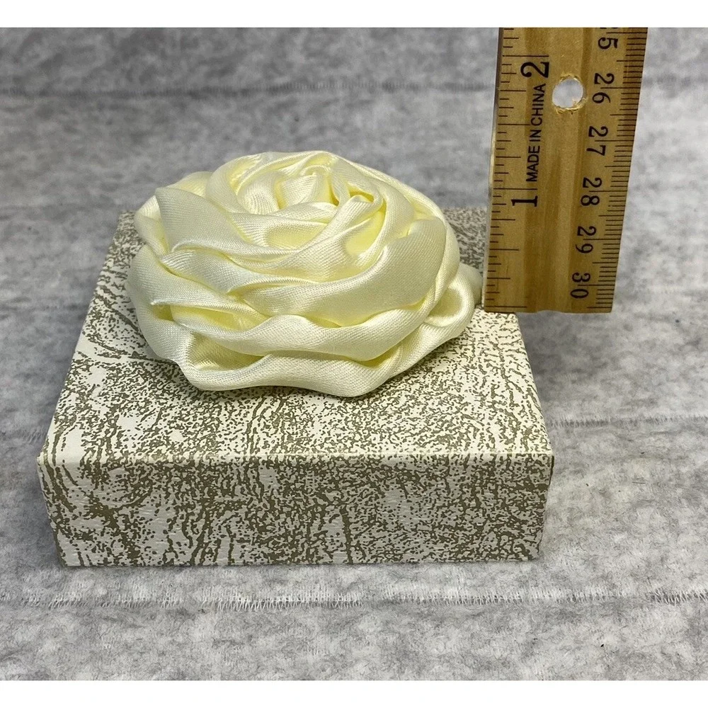 Vintage Ivory Satin Rosette Pin Lapel Hat Wedding‎
